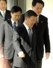 곤혹스러운 위원장 유지담(맨앞) 중앙선관위원장이 3일 오후 노무현 대통령의 관권선거개입 및 사전선거운동 문제 등을 논의하기 위해 회의실로 들어가고 있다. 손원천기자 angler@
