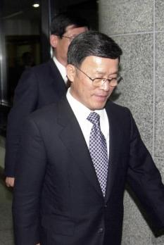 유지담 중앙선관위위원장이 3일밤 선관위 전체회의가 끝난후 회의장을 나오고있다 이호정기자 hojeong@