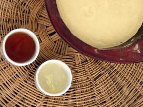 소나무 뿌리 아래서 100일간 숙성시킨다는 송화백일주(오른쪽) 및 상황버섯을 가미한 상황실