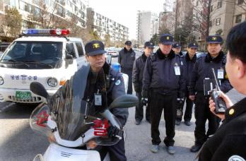 서울 압구정동 현대아파트 관리사무소 직원들이 4일 순찰을 나서기 전 경비 책임자로부터 순찰 요령과 주의사항을 듣고 있다.