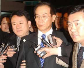 이학수 삼성그룹 부회장이 지난 3월 불법 대선자금을 제공한 혐의를 조사받기 위해 서울 서초동 대검청사로 소환되고 있다. 서울신문 포토라이브러리