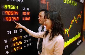 종합주가지수 900선 돌파   종합주가지수가 22개월만에 900선을 돌파한 4일 서울 대치동 세종증권 직원들이 지수를 살피며 즐거워 하고 있다. 도준석기자 pado@