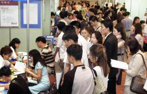 지난해 서울 삼성동 코액스에서 열린 '청년채용박람회'에서 구직가들이 면접순서를 기다리는 모습.