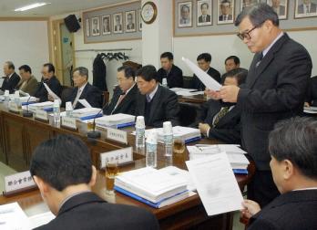 전국버스연합회가 5일 서울 방배동 버스회관에서 경영난을 타개하기 위한 정부의 지원을 촉구하는 비상총회를 열고 있다. 정연호기자 tpgod@