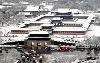 하얀세상 기록적인 3월 폭설로 5일 광화문과 근정전 등 궁궐 건물의 지붕과 마당에 하얀 눈이 쌓여 경복궁이 은세계로 변했다. 강성남 기자snk@