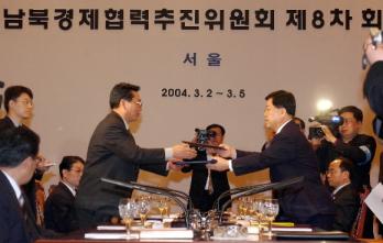 남북경협추진위 제8차회의 마지막 날인 5일 오전 서울 그랜드 힐튼호텔에서 열린 종결회의에서 남측 대표 김광림 재경부 차관(오른쪽)과 북측 대표인 최영건 내각건설건재공업성 부상이 합의문을 교환하고 있다. 사진공동취재단