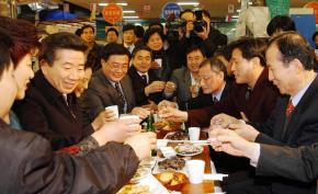 노무현 대통령과 권양숙 여사가 5일 서울 성북구 길음시장을 방문해 상인들과 소주로 건배하고 있다. 류재림기자 jawoolim@