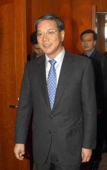 황영기 우리금융회장후보 황영기 우리금융그룹 회장후보가 7일 오전 우리은행본점으로 기자회견을 갖기 위해 들어오고 있다. 정연호기자 tpgod@