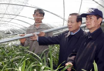 한나라당 최병렬(오른쪽 두번째)대표가 7일 충남 논산시 상월면 대명리를 방문, 폭설로 주저앉은 난재배 비닐하우스를 살펴보고 있다. 논산 국회사진기자단