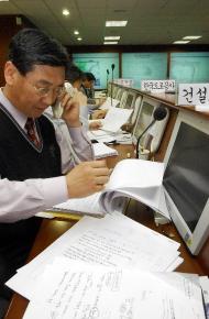 7일 중앙재해대책본부 상황실에서 정부 각 부처 공무원들이 이번 폭설로 인한 전국 피해상황을 집계하고 있다.   정연호기자 tpgod@