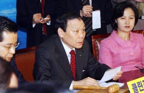 "탄핵 강행" 민주당 조순형(가운데) 대표가 8일 오전 상임중앙위 회의에서 노무현 대통령 탄핵안 처리의 뜻을 거듭 강조하고 있다. 남상인기자 sanginn@