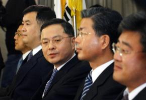 대검 안대희(왼쪽 세번째) 중수부장,문효남(왼쪽 두번째) 수사기획관 등 수사 관계자들이 8일 대검 소회의실에서 불법대선자금 중간 수사결과를 발표하기 위해 대기하고 있다. 도준석기자 pado@