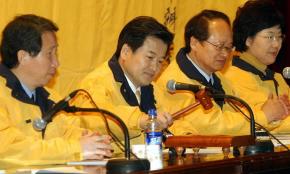 지난 9일 열린우리당 정동영의장이 중앙위원회의를 주재하고 있다. 왼쪽은 김근태 원내대표 서울신문 포토라이브러리