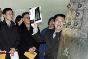 '박물관 토요 명품 감상'에 참여한 관람객들이 국보 제290호 천흥사 동종 앞에서 금속공예 전문가인 이귀영 학예연구관의 설명을 진지한 표정으로 듣고 있다. 국립중앙박물관 제공