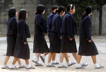 치마교복을 입고 교정을 거닐고 있는 여학생들.성인 여성들의 바지 정장 선호도는 갈수록 높아지고 있지만 여학생들은 여전히 ‘교복=치마’라는 고정관념에 사로잡혀 대부분 바지 대신 치마를 착용하고 있다.안주영기자 jya@