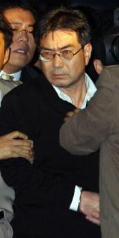 지난해 10월 서울 지검에서 송두율 교수 구속집행을 하고있는 모습 서울신문 포토라이브러리