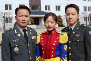 9일 육군사관학교를 졸업한 임여진 소위가 아버지 임방택(왼쪽) 원사, 오빠 동진 대위와 함께 포즈를 취하고 있다. 육사제공