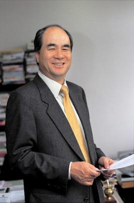 작은 출판사로 시작해 이제는 연 매출 2조원 규모의 11개사를 거느리는 윤석금 웅진 회장은 신바람과 사랑,그리고 차별화전략을 성공의 비결로 꼽았다.