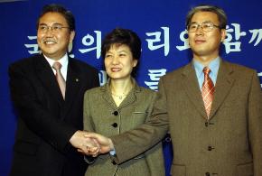 10일 한나라당 대표 경선 후보 등록을 마친 박진(왼쪽부터),박근혜,권오을 의원이 손을 맞잡고 깨끗한 선거를 다짐하고 있다. 최해국기자 seaworld@