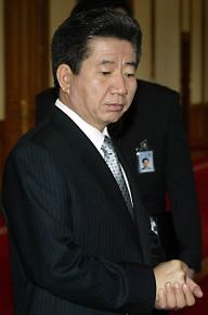 노무현 대통령이 10일 청와대에서 예란 페르손 스웨덴 총리와 오찬을 하던 중 생각에 잠겨 있다. 청와대 사진기자단