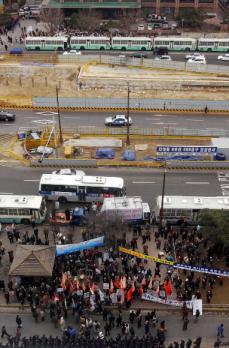 10차선만큼 갈라진 골 10일 서울 여의도 국회 앞에서 국민의 힘과 노사모 등 ‘친노단체’ 회원들(위)과 창사랑,자유시민연대 등 ‘반노단체’ 회원들이 폭 100m의 10차선 도로를 사이에 두고 ‘맞불 집회’를 열고 있다. 도준석기자 pado@