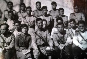 MBC 다큐멘터리 '이제는 말할 수 있다' 에서 공개되는 소련군 88여단 시절의 김일성(앞줄 오른쪽에서 두번째)