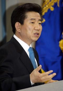 노무현대통령이 지난 11일 오전 청와대 춘추관에서 기자회견을 갖고 있다.  청와대사진기자단