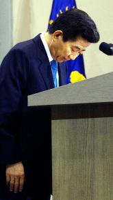 노무현 대통령이 11일 오전 청와대에서 기자회견을 끝낸 뒤 고개 숙여 인사하고 있다. 청와대 사진기자단