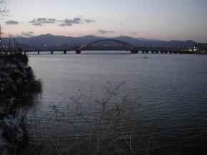 해가 진 직후의 소양강.멀리 춘천시의 남북을 연결하는 소양2교가 보이고 강 오른쪽 아파트단지에는 전깃불이 하나둘씩 켜지고 있다.황혼 무렵 소양강은 예나 지금이나 변함없이 서정적이나 세월탓에 수줍은 '소양강 처녀'를 이곳에서 떠올리기란 쉽지 않다.