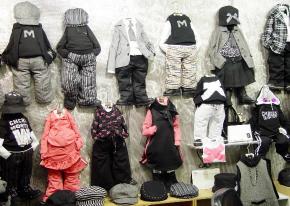 동대문 프레야타운 2층에 있는 아동복매장에 봄 옷이 진열돼 있다.