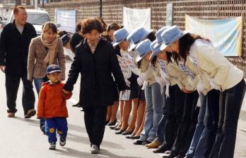 11일 문화시민운동중앙협의회 회원들이 서울 강남구 대치동 쌍용아파트에서 주민들을 대상으로 ‘웃는 아파트,인사하는 엘리베이터’ 캠페인을 벌이고 있다.  도준석기자 pado@