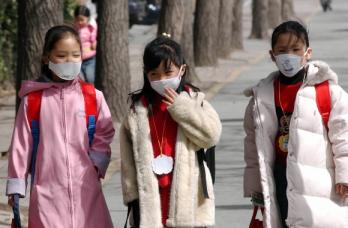 전국적으로 황사주의보가 내려진 11일 경기도 과천초등학교 학생들이 학교 수업을 마친 뒤 마스크를 쓰고 집에 돌아가고 있다. 도준석기자 pado@