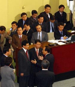 與 단상점거 11일 오후 국회 본회의장에서 노무현 대통령 탄핵 저지에 나선 열린우리당 의원들이 의장석에 오르려는 박관용(오른쪽 아래) 국회의장과 입씨름을 벌이고 있다. 오정식기자 oosing@