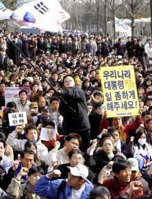 "탄핵 안된다"
 노사모 회원들이 11일 오후 서울 여의도 국회의사당 앞에서 탄핵 반대시위를 벌이고 있다.
 정연호기자 tpgod@