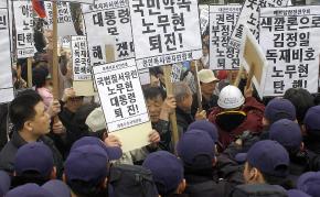 "탄핵하라"
 자유시민연대를 비롯한 보수단체 회원들이 11일 서울 여의도 한나라당 당사 앞에서 탄핵 찬성 시위를 벌이고 있다.
 정연호기자 tpgod@