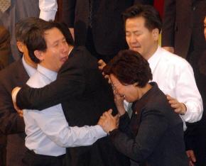 12일 노무현 대통령에 대한 탄핵소추안이 의결되자 정동영 의장과 김근태 원내대표,김희선 의원 등 열린우리당 의원들이 서로 부둥켜안으며 울먹이고 있다. 남상인기자 sanginn@