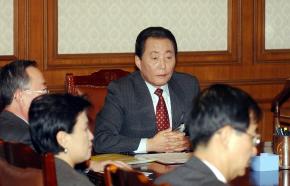 긴급장관회의 소집 대통령 탄핵소추안이 가결된 이후 대통령 권한대행을 맡게 된 고건 국무총리가 12일 오후 정부중앙청사 집무실에서 긴급장관회의를 소집,흔들임 없는 국정수행을 당부하고 있다.  이언탁기자 utl@