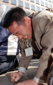 노무현 대통령의 탄핵안이 가결된 12일 여의도 국회앞 집회에서 오열하는 노사모 회원. 도준석기자 pado@