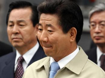 침통한 盧대통령 노무현 대통령이 12일 경남 창원시내의 한 방산업체를 둘러보던 중 탄핵안 가결 소식을 전해 듣고 침통한 표정을 짓고 있다. 청와대 사진기자단