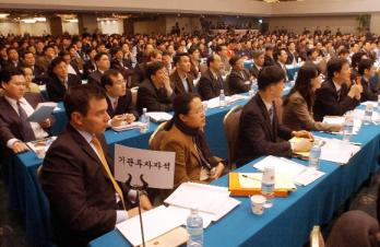 12일 서울 광진구 워커힐호텔에서 열린 SK(주) 주총에서 주주들이 이사 선임과 정관개정안 등 핵심 안건에 관한 설명을 듣고 있다. 정연호기자 togod@