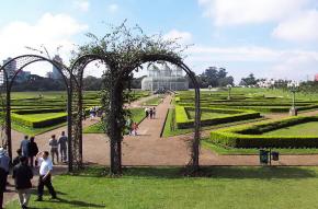 '꿈의 도시'라 불리는 브라질 쿠리치바시의 한 쓰레기 투기지에 복원된 식물원 전경.