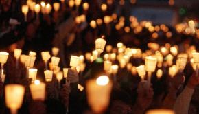 노무현 대통령의 탄핵이 가결된 12일 저녁 노사모회원및 시민들이 여의도 국회앞에 모여 촛불집회를 갖고 있다. 도준석기자 pado@