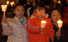 시민들이 광화문거리 모여 노무현 대통령에 대한 탄핵무효화를 외치는 촛불시위를 벌이고 있다. 도준석기자 pado@