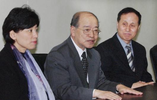 헌법재판소가 노무현 대통령의 탄핵심판 청구사건에 대해 평의 일정 등 본격적인 절차를 밟고 있는 가운데 15일 탄핵소추 사태의 쟁점을 짚어보는 긴급 좌담회에서 참석자들이 진지하게 의견을 개진하고 있다.왼쪽부터 남윤인순 한국여성단체연합 사무총장,이시윤 전 헌법재판소 재판관,이선준 한국법제발전소 연구실장. 이종원기자 jongwon@