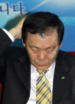 당내 소장파들의 퇴진요구를 받고 있는 민주당 조순형 대표가 14일 상임중앙위원회에서 곤혹스러움을 감추지 못하고 있다.