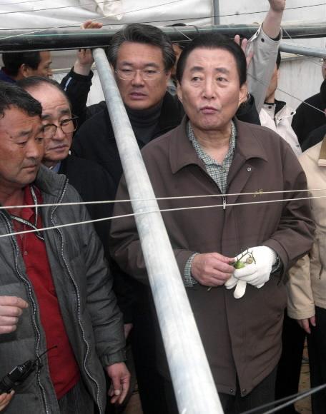 폭설피해농가 둘러봐 고건 대통령 권한대행이 14일 오전 폭설피해가 심한 충남지역을 방문,폭설로 비닐 하우스가 내려앉은 한 피해 농가를 둘러보고 있다.고 대행은 이 자리에서 농림부장관 책임 아래 합리적 복구 지원방안을 마련하라고 지시했다. 논산 사진공동취재단