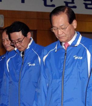 순국선열의 '뜻'은? 한나라당 최병렬(오른쪽) 대표와 홍사덕 총무가 14일 열린 총선후보 공천장 수여식에서 순국선열에대한 묵념을 하고 있다. 이종원기자 jongwon@