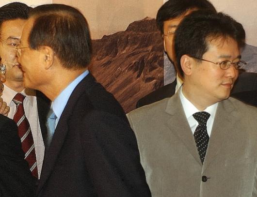 불편한 최병렬·남경필 한나라당 최병렬 대표가 15일 운영위에서 남경필 의원과 가볍게 인사를 나눈 뒤 비켜 지나가고 있다.남 의원은 전날 ‘당 지도부의 전당대회 무산 음모론’을 제기했다. 남상인기자 sanginn@