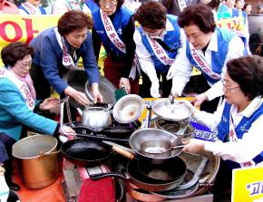 부산경제살리기시민연대 등 부산지역 63개 시민단체 회원들이 지난 9일 부산시 부산진구 롯데백화점 앞길에서 '고철 모으기 캠페인'을 펼치고 있다. 부산 왕산관기자 skwang@