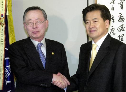 열린우리당 정동영(오른쪽) 의장이 지난 15일 오전 정부과천청사를 방문,이헌재 부총리 겸 재정경제부장관과 인사를 나누고 있다. 서울신문 포토라이브러리